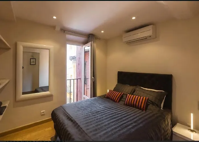 Renting - Colonna - Place In Old Town Apartment