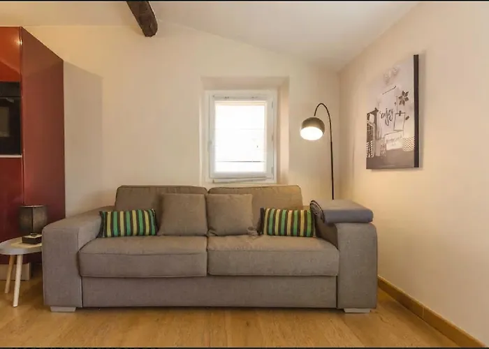 Renting - Colonna - Place In Old Town