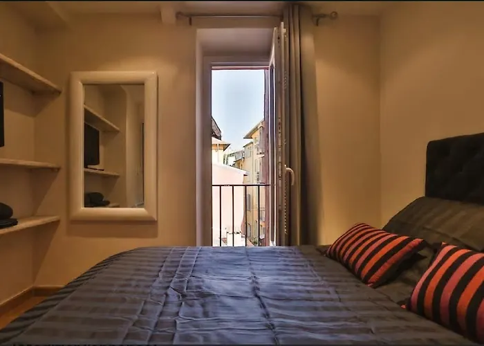Apartment Renting - Colonna - Place In Old Town Nice