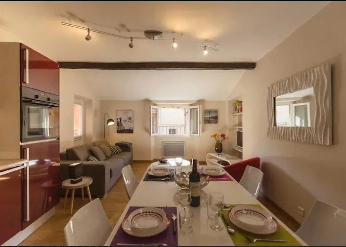 Renting - Colonna - Place In Old Town شقة